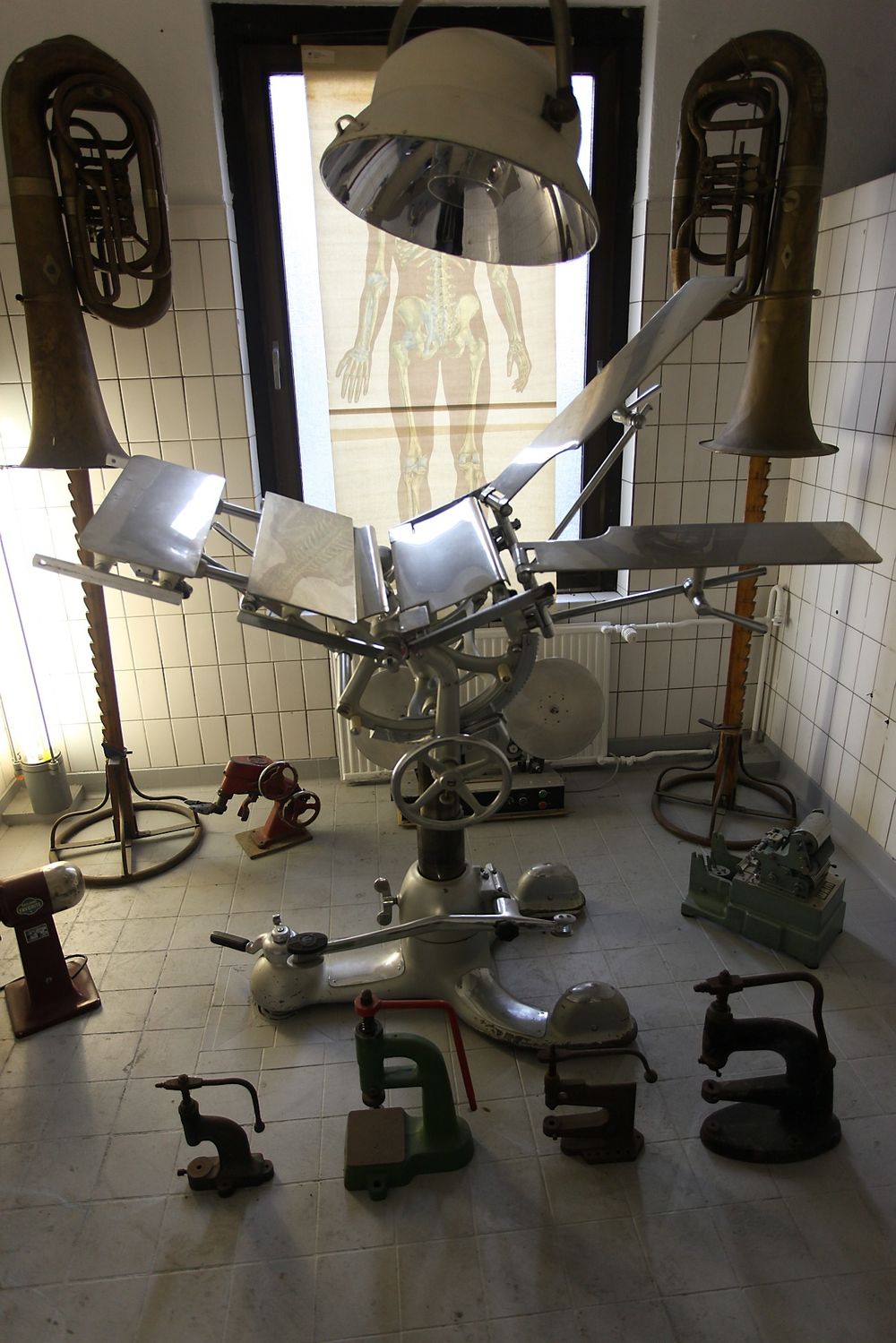 Dette undersøkelsesbordet til bruk i helsesektoren er et av Vlad Korneevs favorittobjekter. Her kombinert med en lampe som har form som en tyskerhjelm. 