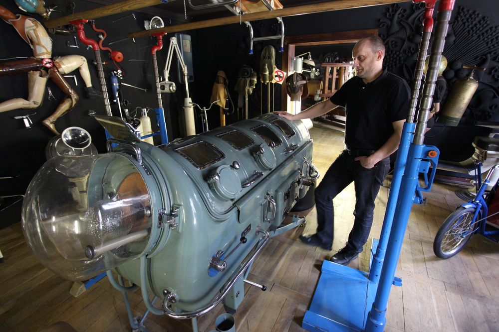 Vlad Korneevs stolthet. Denne Iron Lung-respiratoren ble produsert i 1949 av tyske ubåtdeler. 