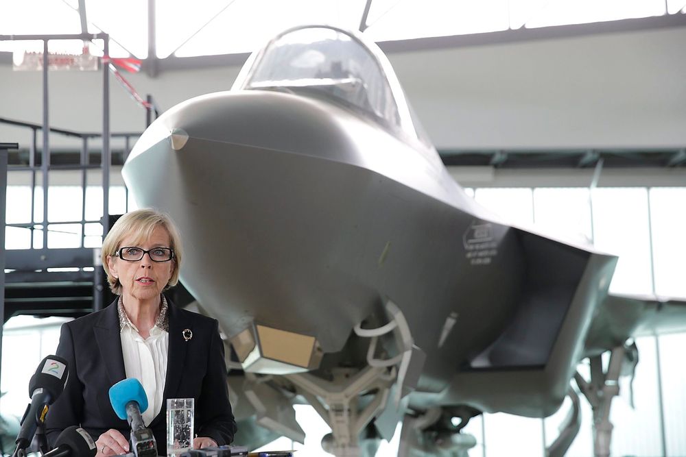 Forsvarsminister Anne-Grete Strøm-Erichsen orienterte fredag om kampfly og regjeringens videre planer. 