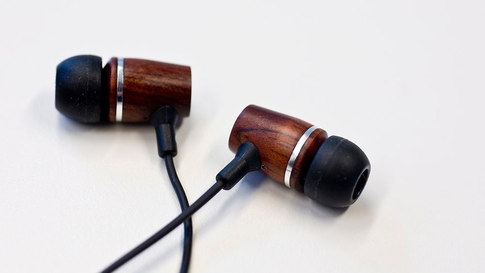 Grape i110 er hodetelefoner i trekabinetter og kan by på god lyd til en billig penge. 