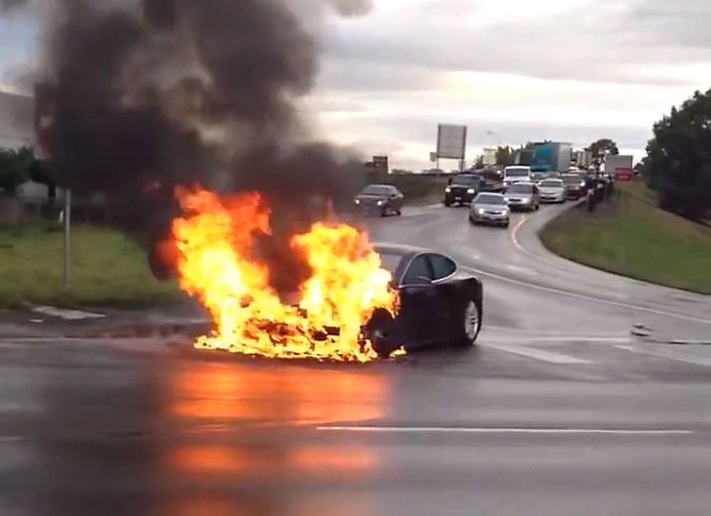 Tirsdag denne uken begynte en Tesla Model S å brenne nær Seattle i USA.