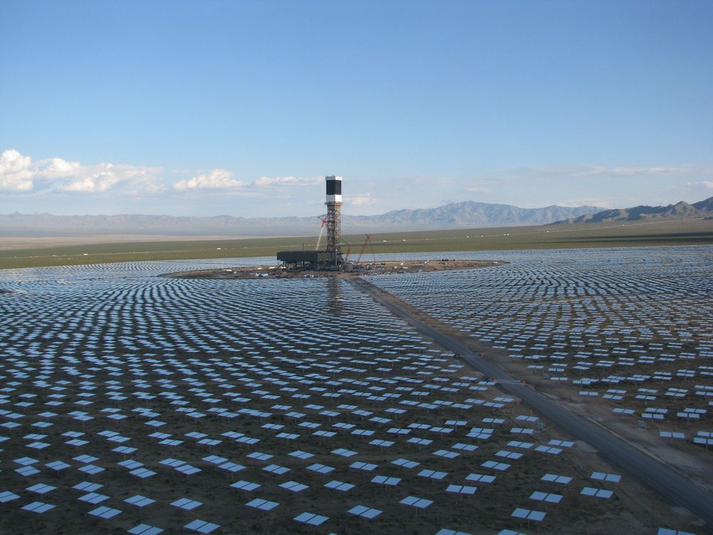 Ivanpah-anlegget i Mojaveørkenen i USA er verdens største solvarmekraftverk.