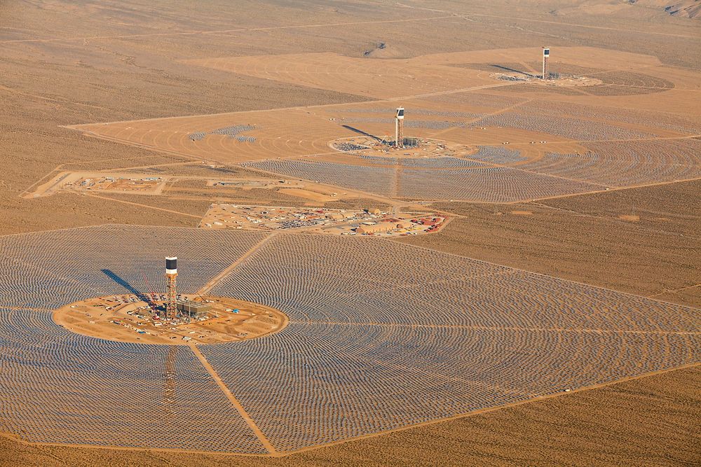 Ivanpah-anlegget i Mojaveørkenen i USA er verdens største solvarmekraftverk.