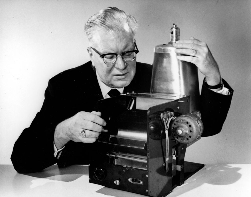 FØRSTE KOPIMASKIN:Den første kopimaskinen som oppfinneren Chester Carlson (på bildet) bygde ble ingen suksess. Det var for mange manuelle trinn for hver kopi.
