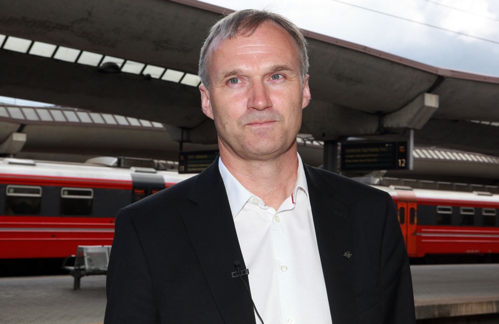 NSB-sjef Geir Isaksen er fornøyd med passasjervekst, men samtidig bekymret for at det blir enda trangere på togene.