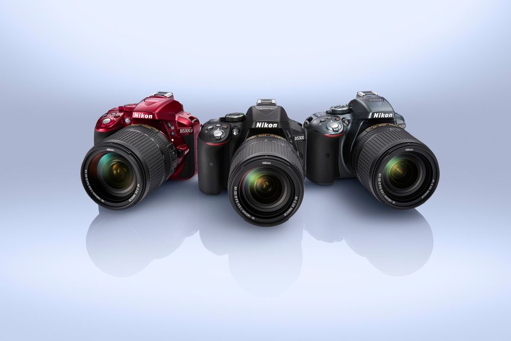 Flere farger: Nikon D5300 kommer i rødt, grått og svart. Foto: Nikon