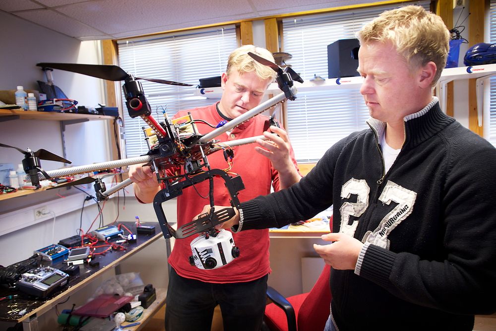 Drone: Pål og Are Vindfallet i Making View bruker ofte droner til opptakene sine. Foto: Eirik Helland Urke