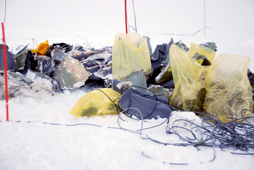 Flydeler i snøen ved havariplassen på Kebnekaise tirsdag. Det var her det norske Hercules-flyet "Siv" kolliderte med fjellet torsdag i forrige uke. Alle fem ombord i flyet omkom.