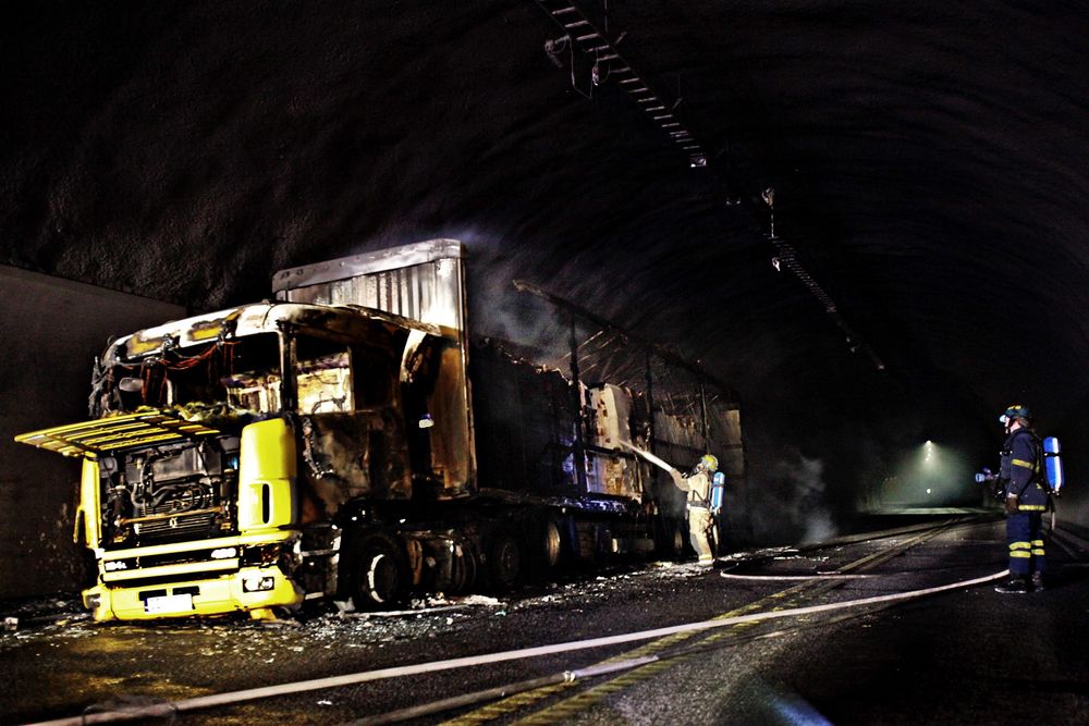 Dette vogntoget tok fyr i Oslofjordtunnelen i mars 2011. Få måneder sener, i juni 2011 oppstod nok en dramatisk brann.