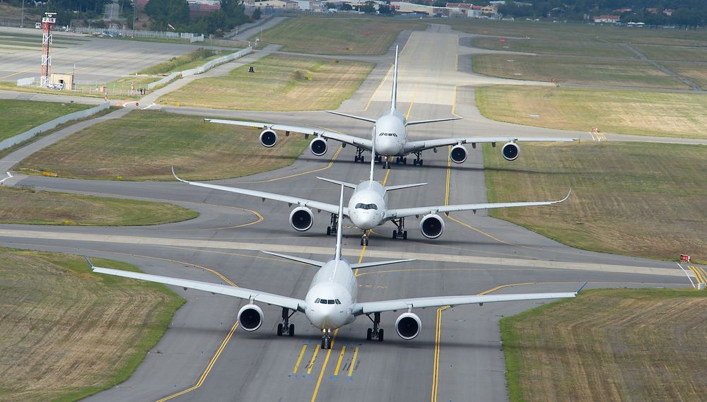 Her er de tre langdistanseflyene som Airbus nå har i produksjon: A330 (foran), A350 og A380. A350 er fortsatt i testfasen, men skal etter planen settes i trafikk om et år. 