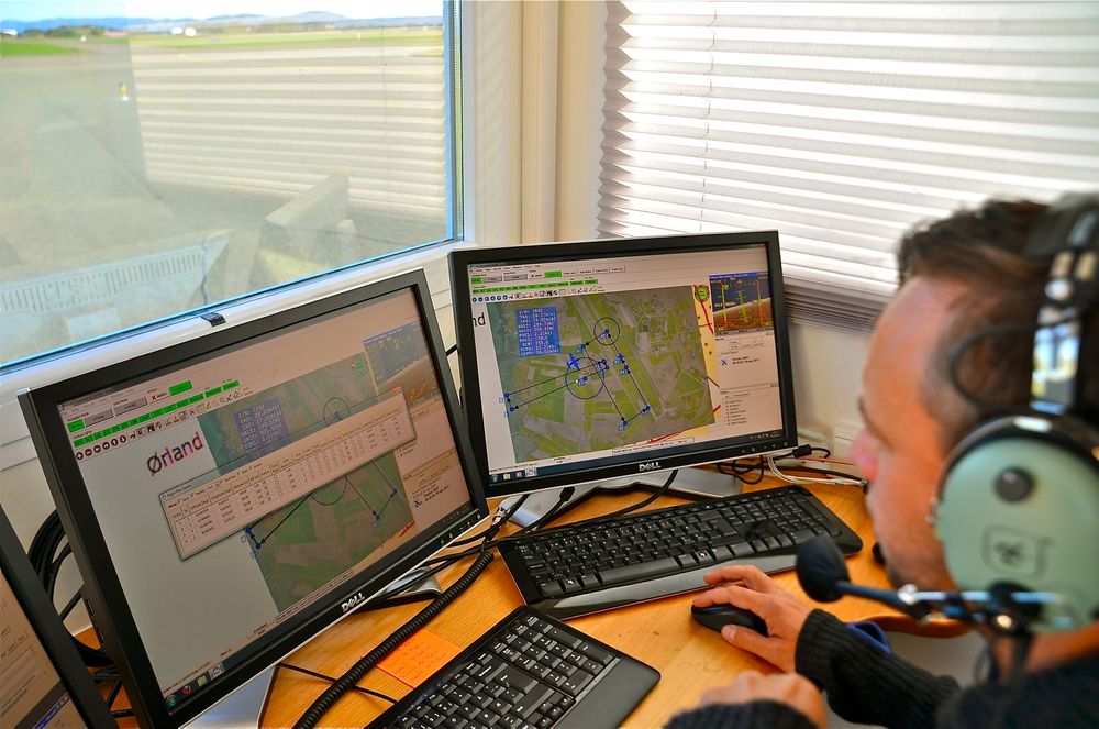 NTNU-operatør Lars Semb følger med dronen på dataskjermen. Her er flyruta utover fjorden allerede planlagt. 