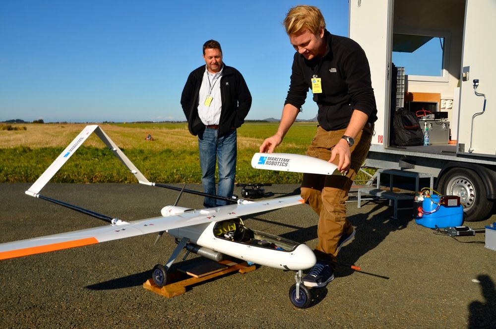 Leder prosjektet: Maritime Robotics har utviklet dronen, med utstyr fra Radionor Communications. NTNU har satt inn store ressurser på å forske på ubemannede fly. Tor Arne Johansen, professor ved NTNU (bak) og Vegard Hovstein, daglig leder for Maritime Robotics. Foto: Ingvil Snøfugl