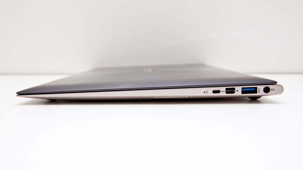 Zenbook Touch ligner på Macbook Air i utforming. 