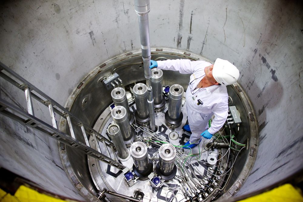 Trond Westby sjekker at riggen med betong fra utenlandske kjernekraftverk er riktig på plass i Jeep 2-reaktoren på Kjeller. 