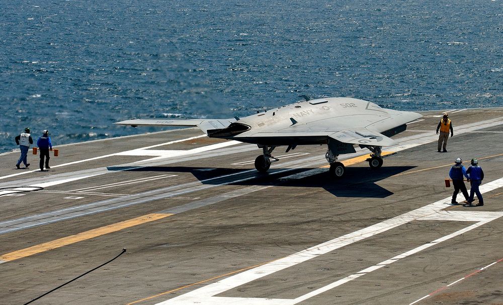  Kan selges: Her har det førerløse flyet X-47B landet på hangarskipet USS George H. W. Bush i Atlanterhavet. USA vil nå selge droner til sine allierte. 