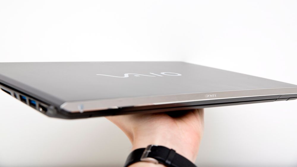 Sony Vaio Pro 13 veier bare 1,06 kilo, og er dermed enkel å løfte opp og bære med bare én hånd. 