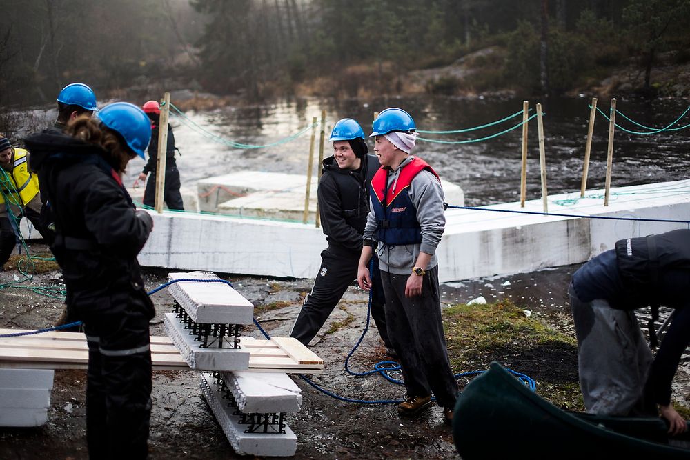 Det er fortsatt mulig å bli ingeniør ved en rekke av landets studiesteder. Her studenter fra Høgskolen i Østfold som fikk i oppdrag å bygge en bro. 