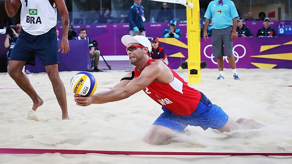 NRK sender OL fra London via to TV-kanaler og sju nettkanaler. Her norske Tarjei Skarlund i kamp mot Brasil i sandvolleyball. 