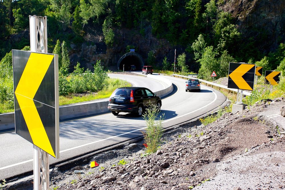 MÅ KJØRE RUNDT: En brå venstresving og en mørk tunnel markerer starten på den 800 meter lange omkjøringsveien for bilister som kommer fra Oslo. I dag kjører 12.000 kjøretøy i døgnet rundt den stengte Nestunnelen. FOTO: Mona Strande