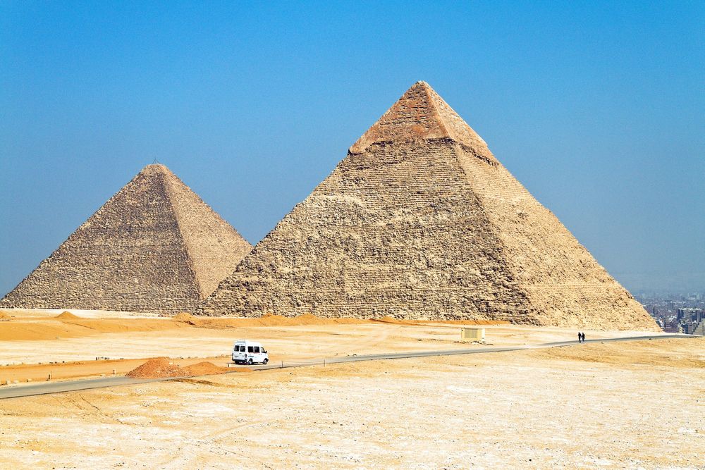 Det ble anslagsvis brukt 5,5 millioner tonn kalkstein og 8000 tonn granitt da Kheopspyramiden ble bygget. Pyramiden var 146 meter høy, og hver side av grunnflaten er 230 meter lang. Nå skal Jernbaneverket finne bruksområder til så enorme steinmasser at man kunne bygget to slike pyramider på nytt. FOTO: colourbox.com