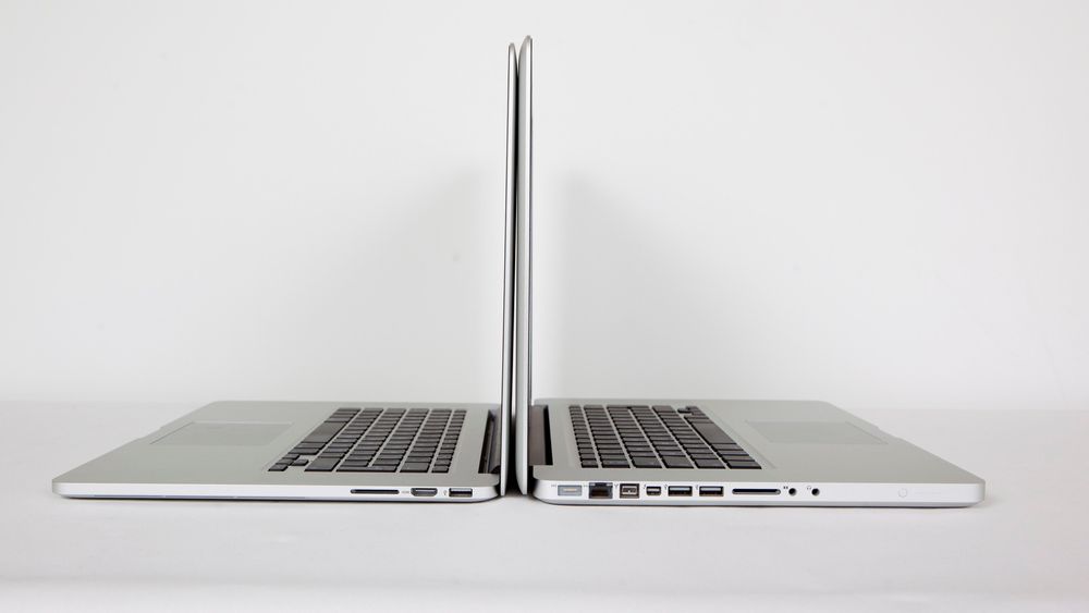 Retina-varianten til venstre, en "vanlig" Macbook Pro til høyre. 