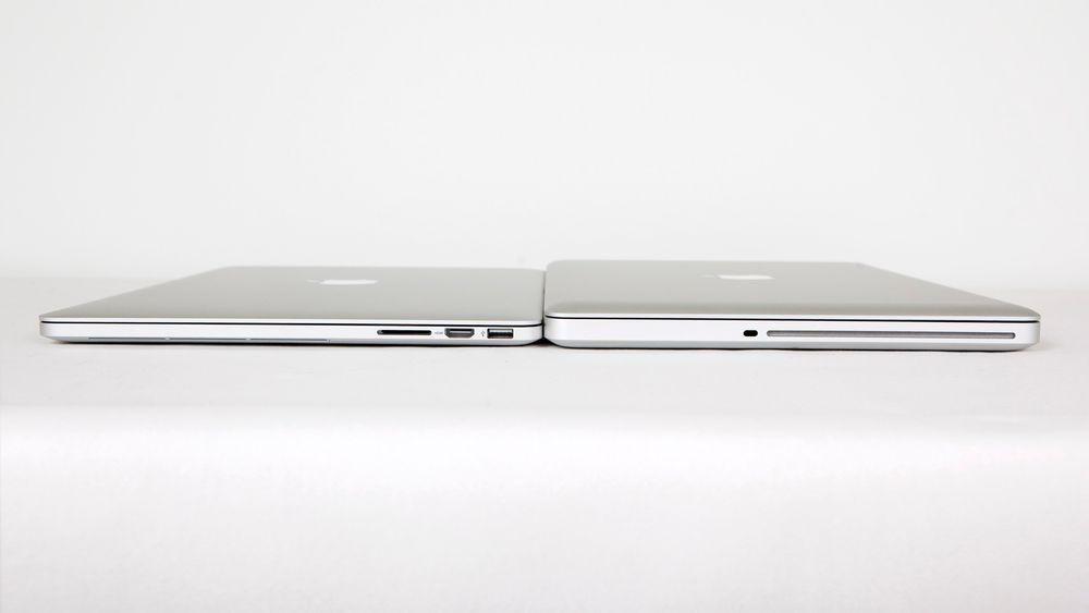 Retina-varianten til venstre, en "vanlig" Macbook Pro til høyre. 