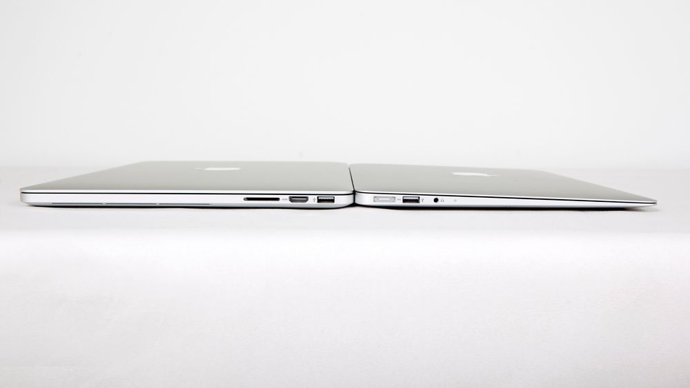 Nye Macbook Pro med retina-skjerm til venstre, Air til høyre. 