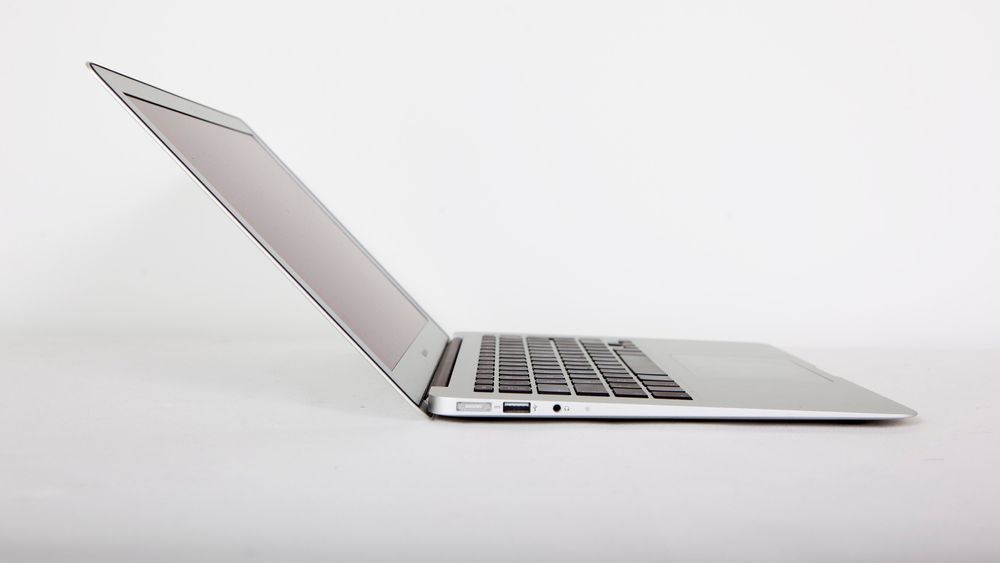 Apple har latt designet på Macbook Air forbli uberørt. På utsiden er det kun laderporten som er annerledes.