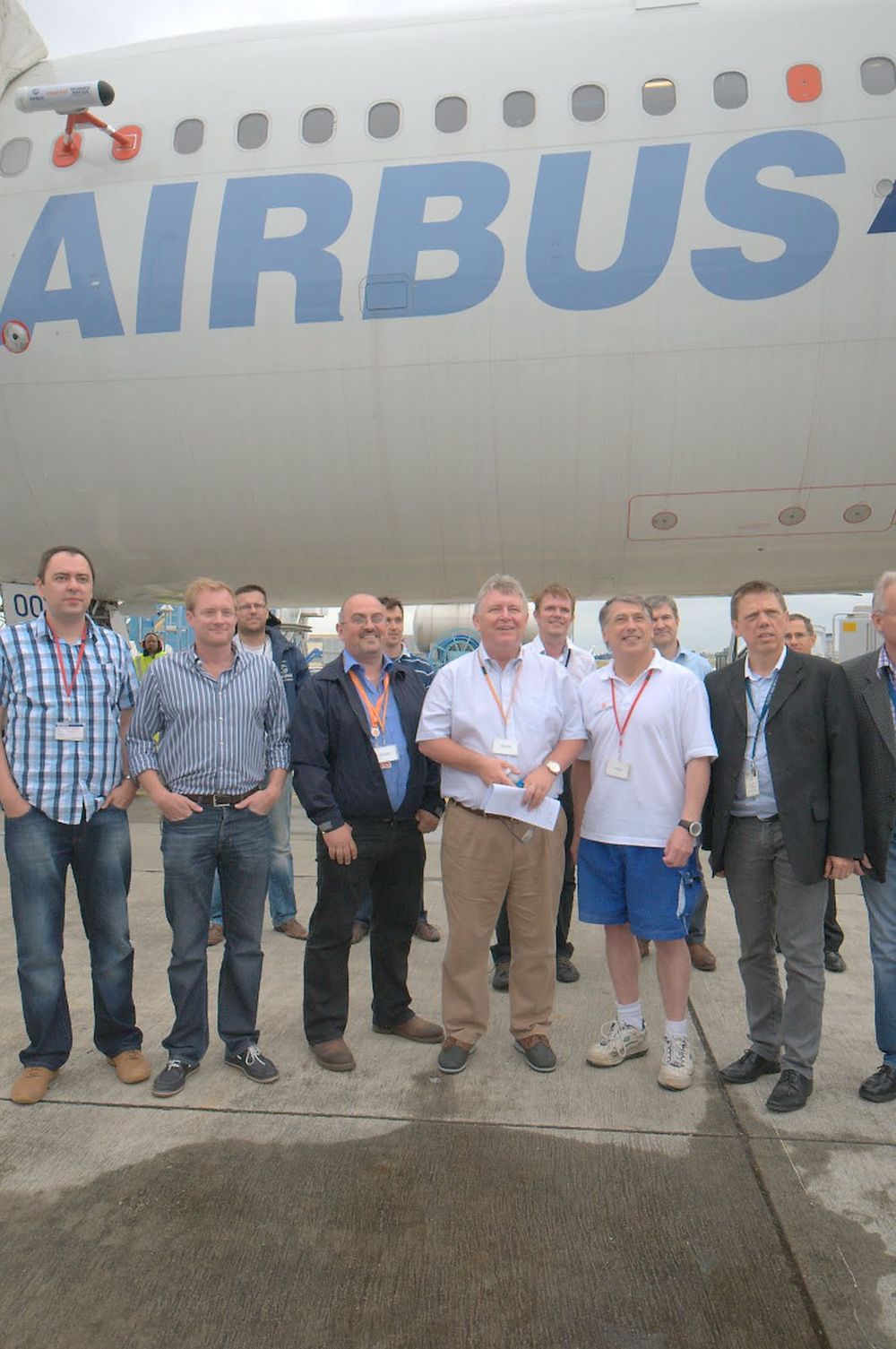 Testteamet er klar til avgang. Foran fra venstre: David Moriano Garcia, Nicarnica Aviation, Hugh Mc Collelougue, Airbus, Ian Davies, Eeasyjet, Fred Prata, Nilu, Jean Cammas og Manfred Birnfeld fra Airbus. 