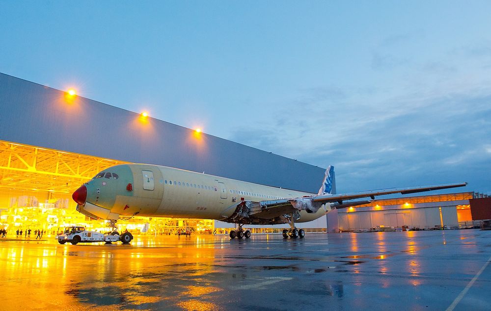 A350-900 XWB MSN-001 på sin første luftetur på egne hjul - vei fra Stasjon 40 til Stasjon 30 på sluttmonteringsfabrikken (FAL) i Blagnac utenfor Toulouse. 