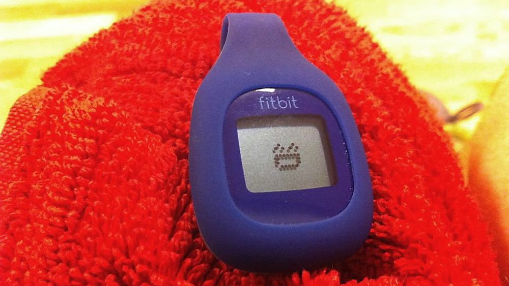  Så glad blir Fitbit Zip av en tur på treningssenteret. 