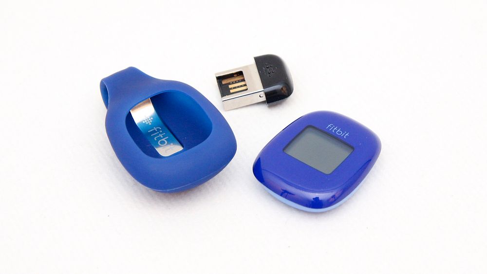 Zip-pakken består av selve telleren, en holder med klips og en liten USB-mottaker. 