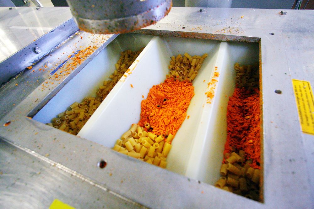 Påfyll: I forrykende tempo slippes en krydderblanding til en av Toros 550 forskjellige tørrvarer. Neste steg er innpakning. 