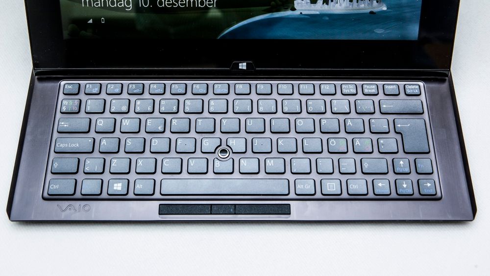  Tastaturet er vår største innvending mot VAIO-maskinen. Legg for øvrig merke til pekeknotten midt på. 