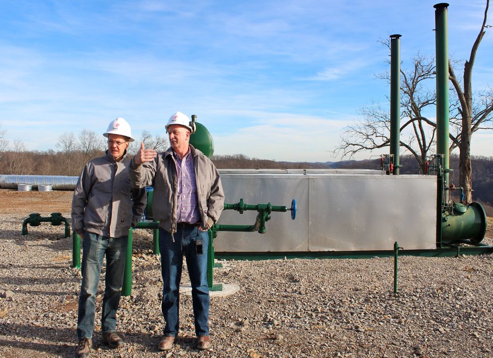 Skifer-sjefer: Torstein Hole (til venstre), direktør for Statoils landbaserte virksomhet i USA, og Andy Winkle, Statoils direktør for virksomheten i Marcellus-området, på en brønnlokasjon i dette området. Foto: Statoil.