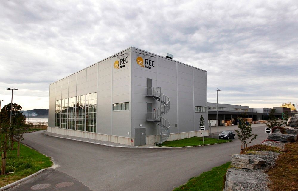 Elkem Solar varslet i dag at de starter opp igjen produksjonen på REC-fabrikken på Herøya.