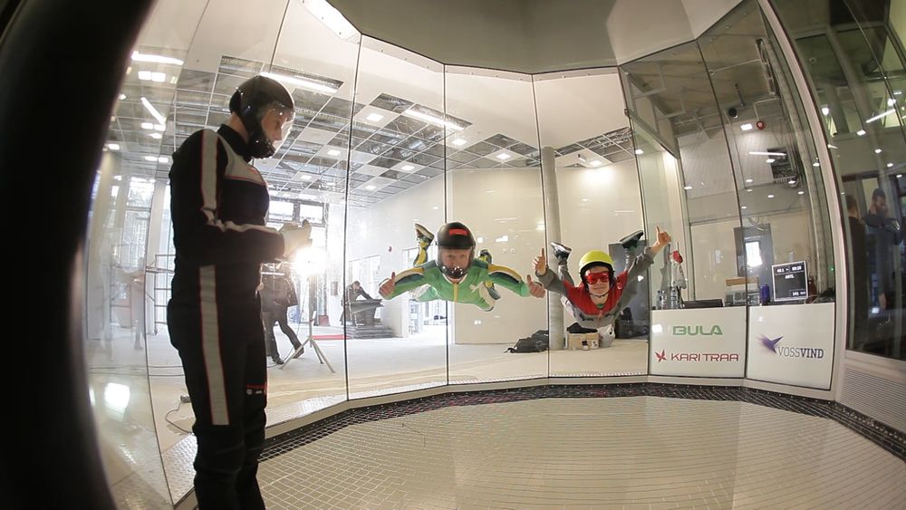 TESTER: Jakob Rongve Bryn (11) og Olav Småbrekke (14) tester vindtunnelen.