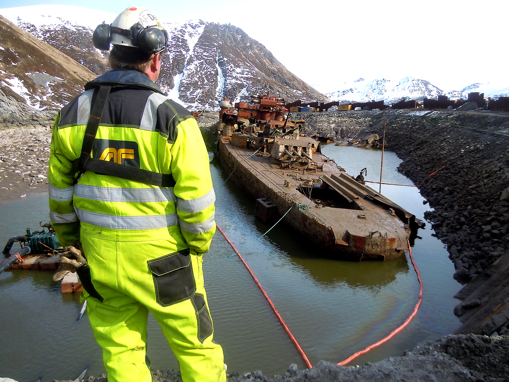           Af Decom, vraket av krysseren Murmansk i tørrdokk april 2012. Ett år forsinket.  Prosjektleder Øyvind Omnes ser på vraket, som er gått mer i oppløsning enn ventet.