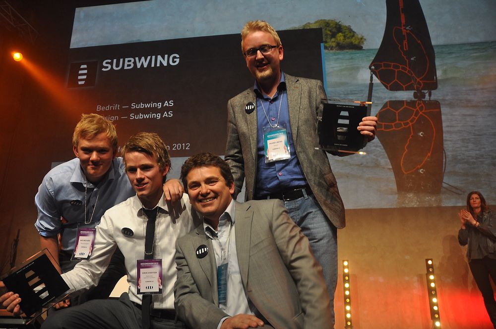 VINNERE: Simon Sivertsen (i hvitt) og hans familiebedrift Subwing AS, fikk Merket for god design.