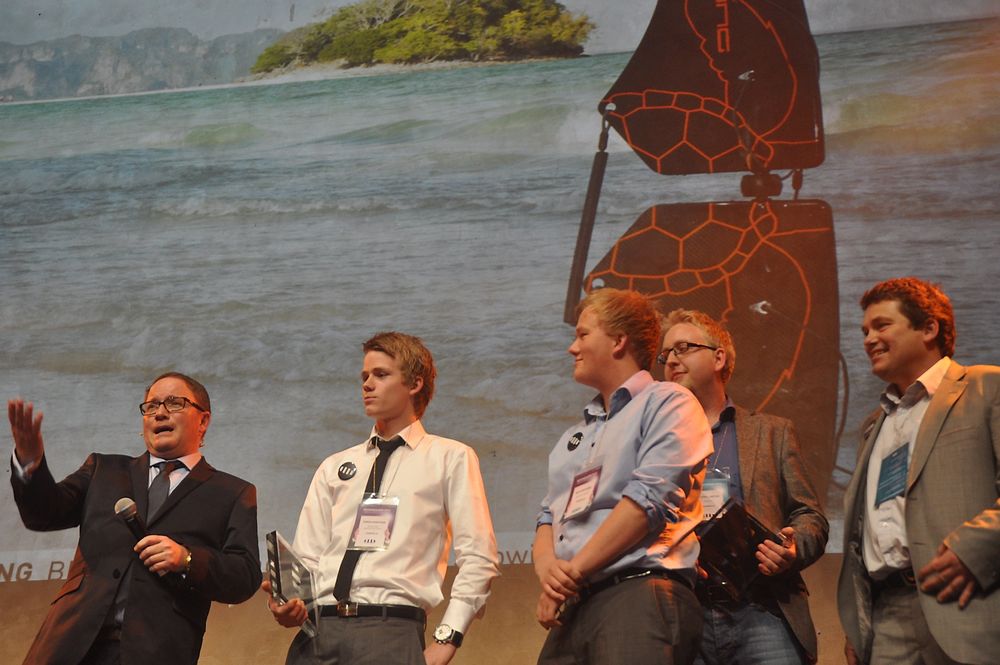 VINNERE: Simen Sivertsen (i hvitt) og hans familiebedrift, Subwing AS, fikk Merket for god design.