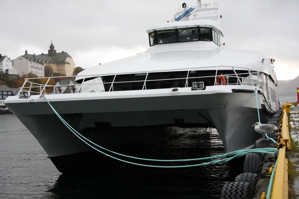 SKADET: Den tverrgående bjelken mellom skrogene fikk seg en voldsom trykk av en bølge. Det tyder på at konstruksjon og design var uheldig. 