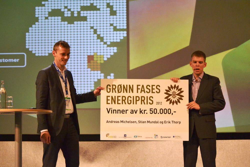 Olje og energiministeren Ola Borten Moe delte ut prisen under Technoport-konferansen til Erik Thorp, en av de tre grunderne bak RESolar.  