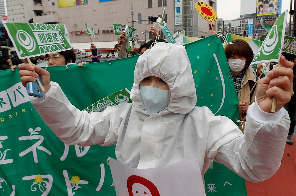 Japanere deltar i en demonstrasjon i Tokyo der de krever at alle kjernekraftverk i landet må stenges. Om knappe to uker er det meningen at det siste av landets atomreaktorer skal stenges, men mange mener at landet ikke vil greie seg uten kjernekraft. FOTO: Kim Kyung-Hoon / REUTERS / NTB scanpix 