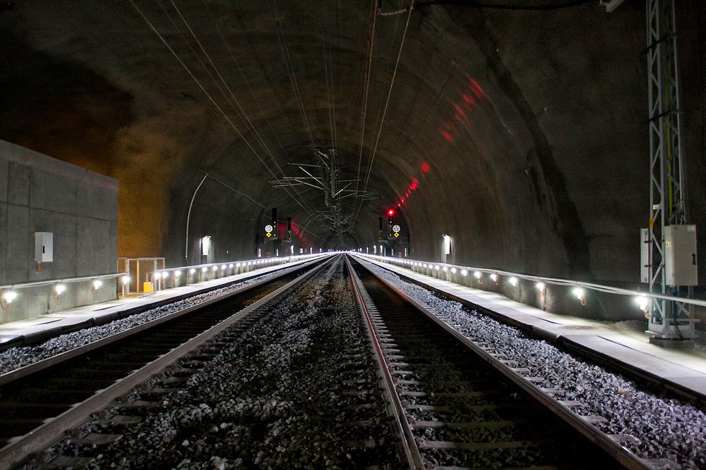 For å minimere vedlikeholdsbehovet på Follobanen vil Jernbaneverket legge ballastfritt spor i tunnelen. Her fra Bærumstunnelen mellom Lysaker og Sandvika.