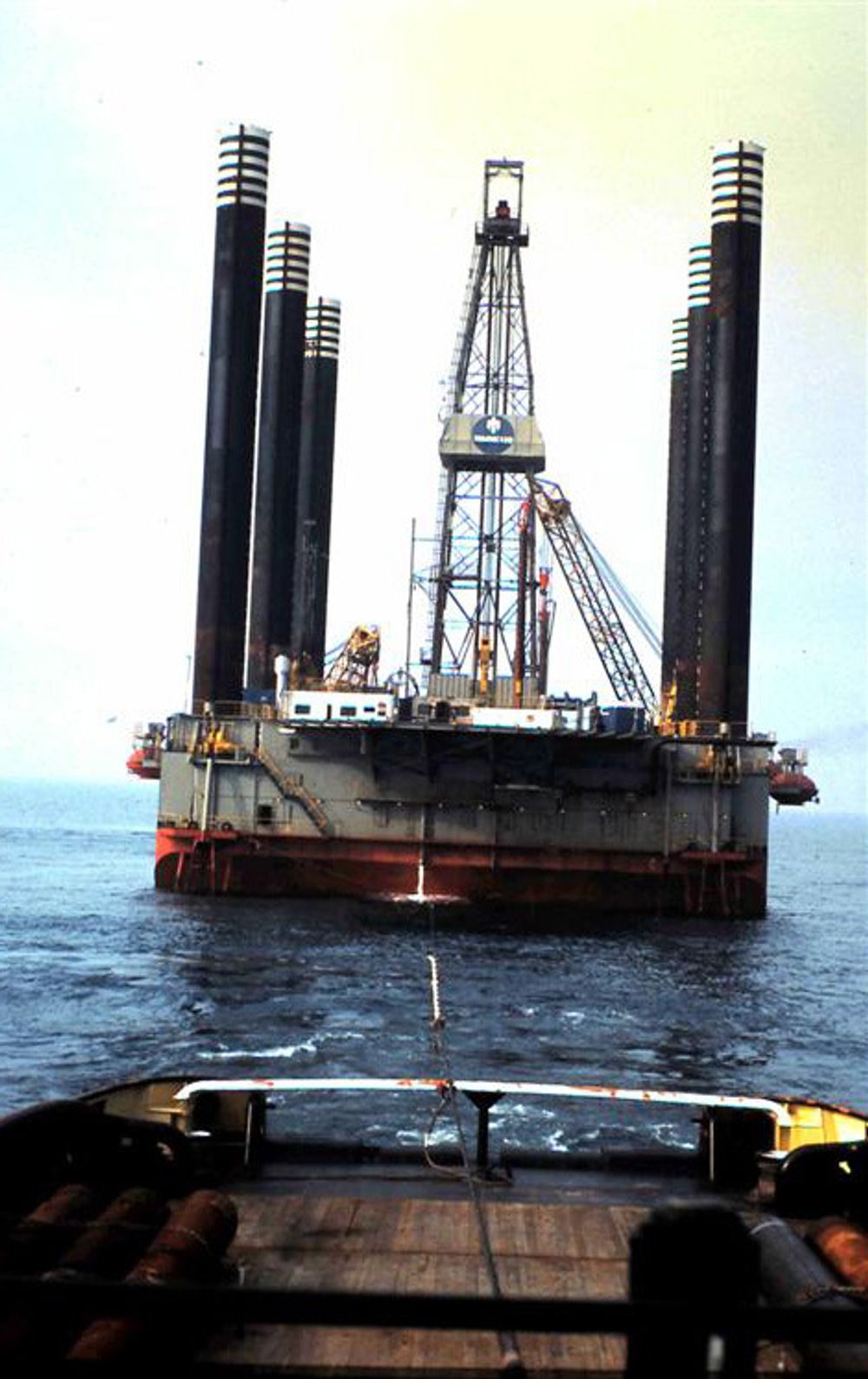 Sank: I 1989 mistet den oppjekkbare riggen Interocean 2 stabiliteten under tauing i Nordsjøen. Strukturen feilet i en storm, riggen veltet og sank.