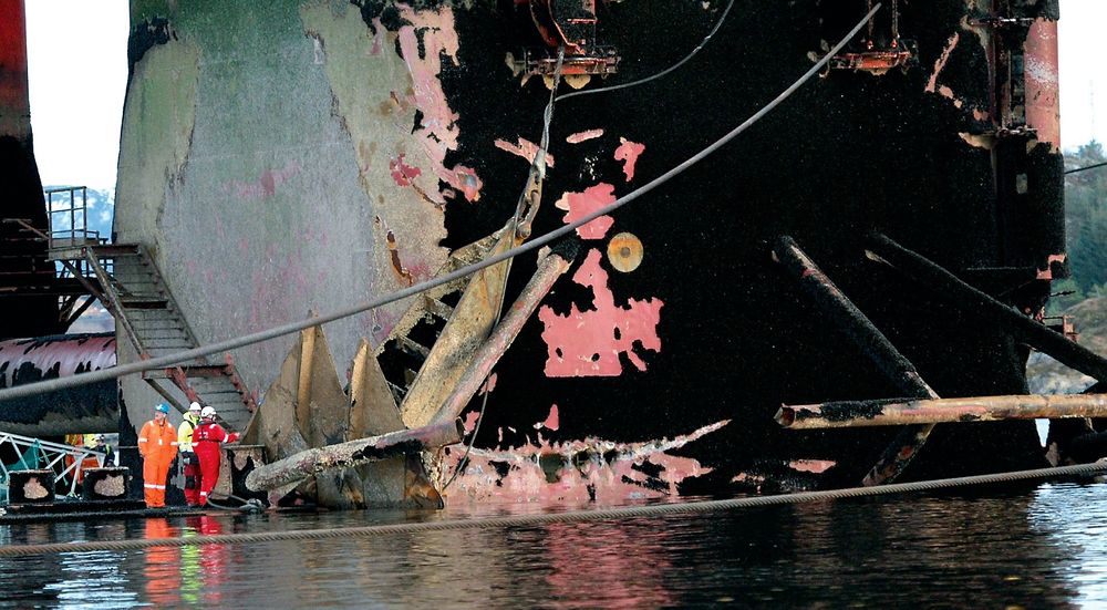 STORE SKADER: Her inspiseres skadene etter at ankerfestet slo hull på en av boligriggens ballasttanker.  Floatel Superior repareres nå i Kristiansund. FOTO: Tidens Krav