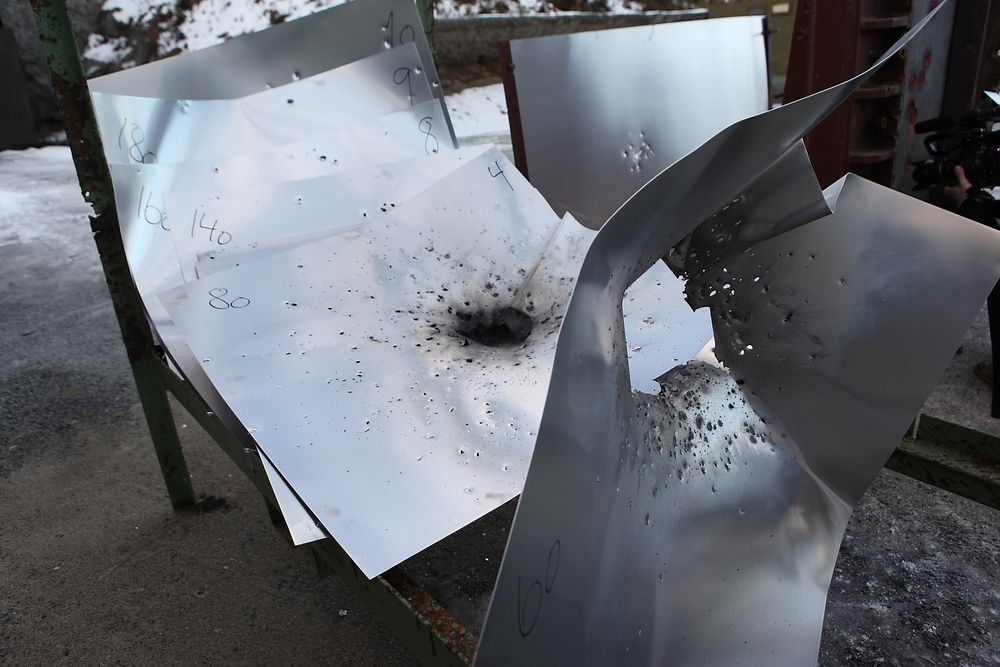 KRAFTIG: Apex-ammunisjonen har ikke store problemer med å penetrere over ti stålplater. Foto: Peder Qvale 