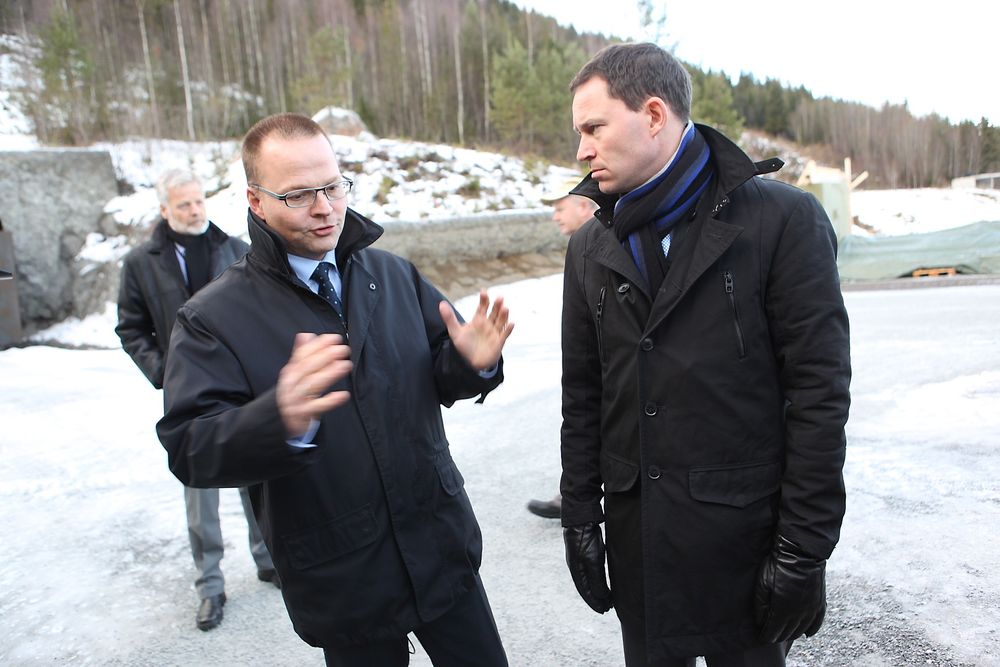 UNIKE EGENSKAPER: Teknologidirektør for Apex, Vegard Sande, forteller statssekretær Eirik Øwre Thorshaug i Forsvarsdepartementet om skadene ammunisjonen kan gjøre. Foto: Peder Qvale