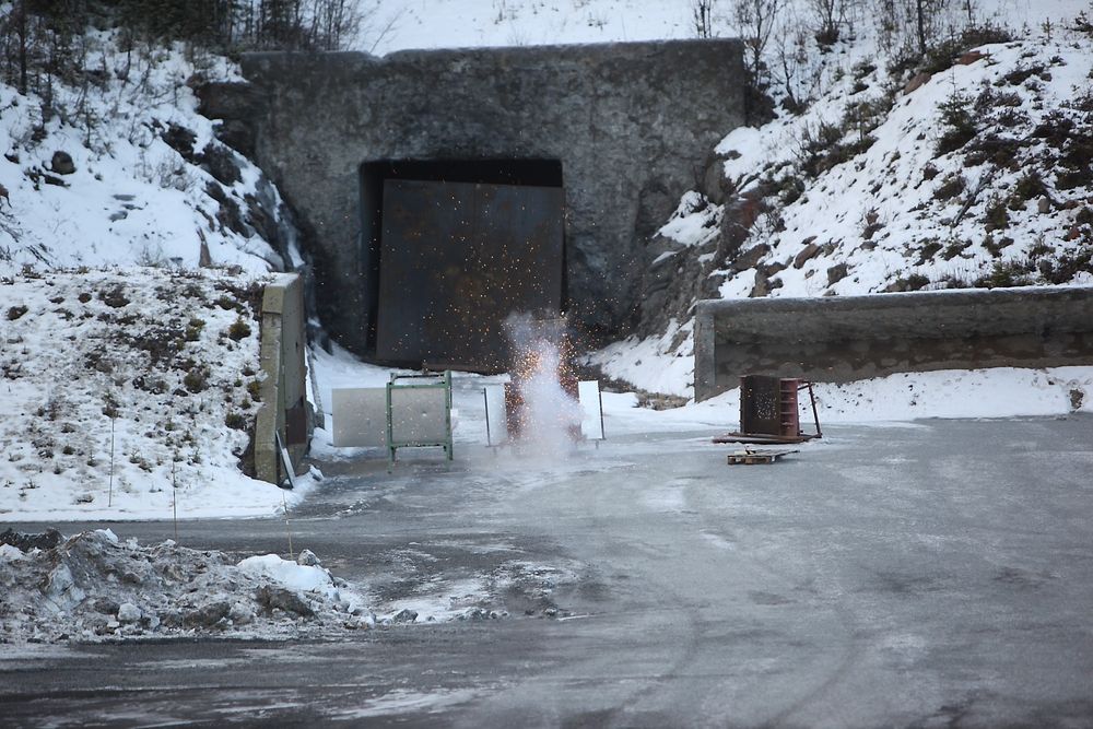 PANG: Norsk presse fikk for første gang komme inn på testanlegget til Nammo i dag. Anledningen var en demonstrasjon av den nye Apex-ammunisjonen til F35-flyene. Foto: Peder Qvale