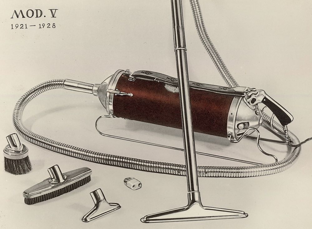 Modell V: I 1921 kom Electrolux Modell V skliende inn i markedet på skinner og med luftstrømmen rett igjennom rørkonstruksjonen. Den var lettere, billigere og etablerte et prinsipp som har holdt seg opp til våre dager.  